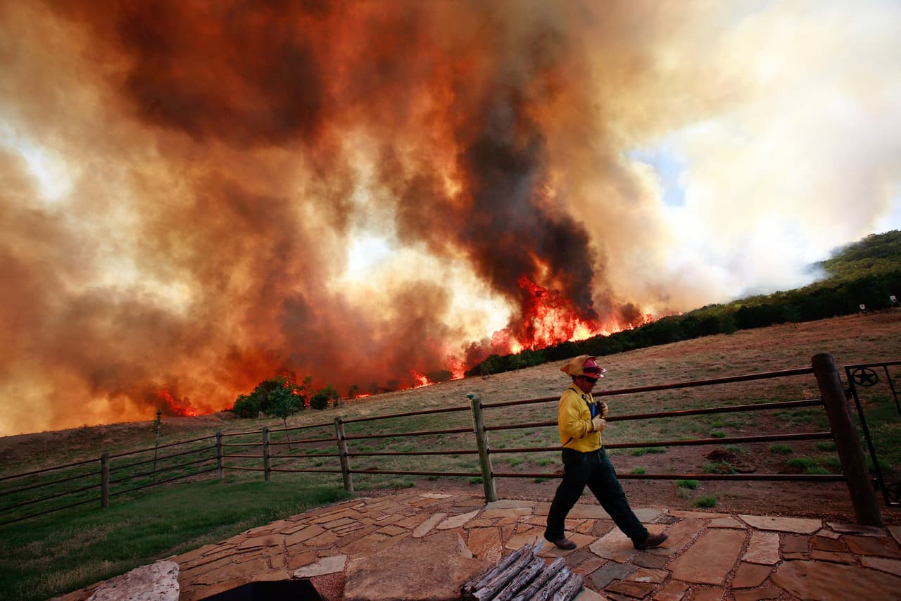 <h3 class="cms-H3-H3">2. Incendio de Texas de 2011</h3>
<br>
<br>🚒 
<b>Área atacada por el incendio:</b> Más de 4 millones de acres.
<br>
<br>🚒 
<b>Región afectada: </b>Centro y sur de Texas.
<br>
<br>🚒
<b> Fecha:</b> Abril a septiembre de 2011.
<br>
<br>🚒
<b> ¿A qué equivale el área devastada por el fuego? </b>A un cuarto de Carolina del Sur.
<br>
