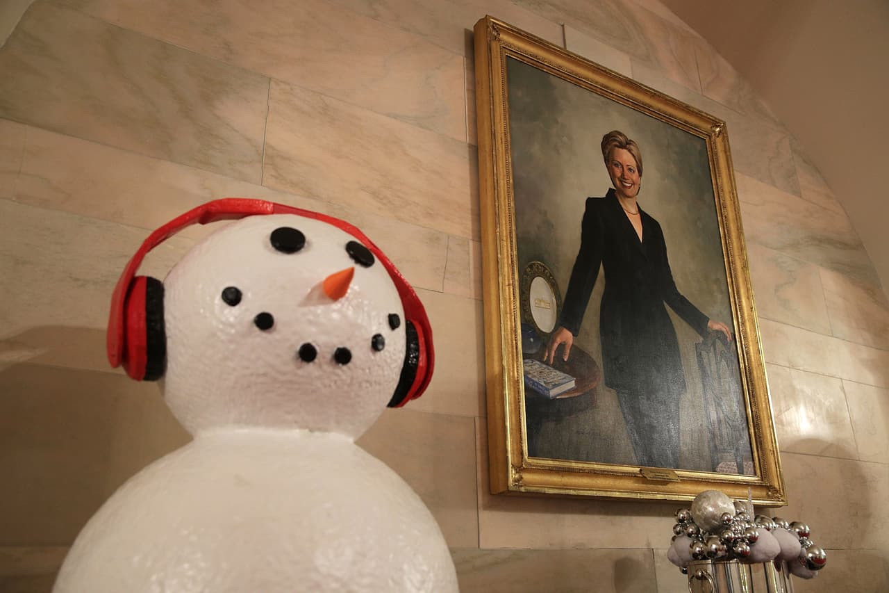 Muñecos de nieve en versión moderna han invadido el interior de la casa. En la imagen, uno de ellos aparece junto al retrato de Hillary Clinton como primera dama.