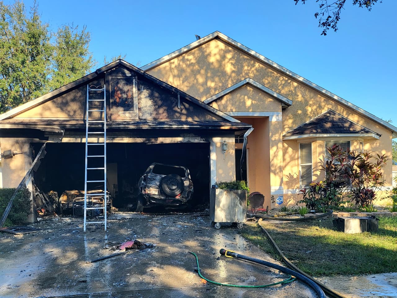 Un garaje se incendió y las llamas consumieron tres vehículos, incluyendo una motocicleta, en Riverview, en la Bahía de Tampa. El fuego se originó la tarde del 8 de octubre cuando el residente de la vivienda cambiaba la bomba de gasolina de uno de los automóviles. El Departamento de Bomberos del condado Hillsborough acudió a sofocar las llamas y no se reportaron personas lesionadas.