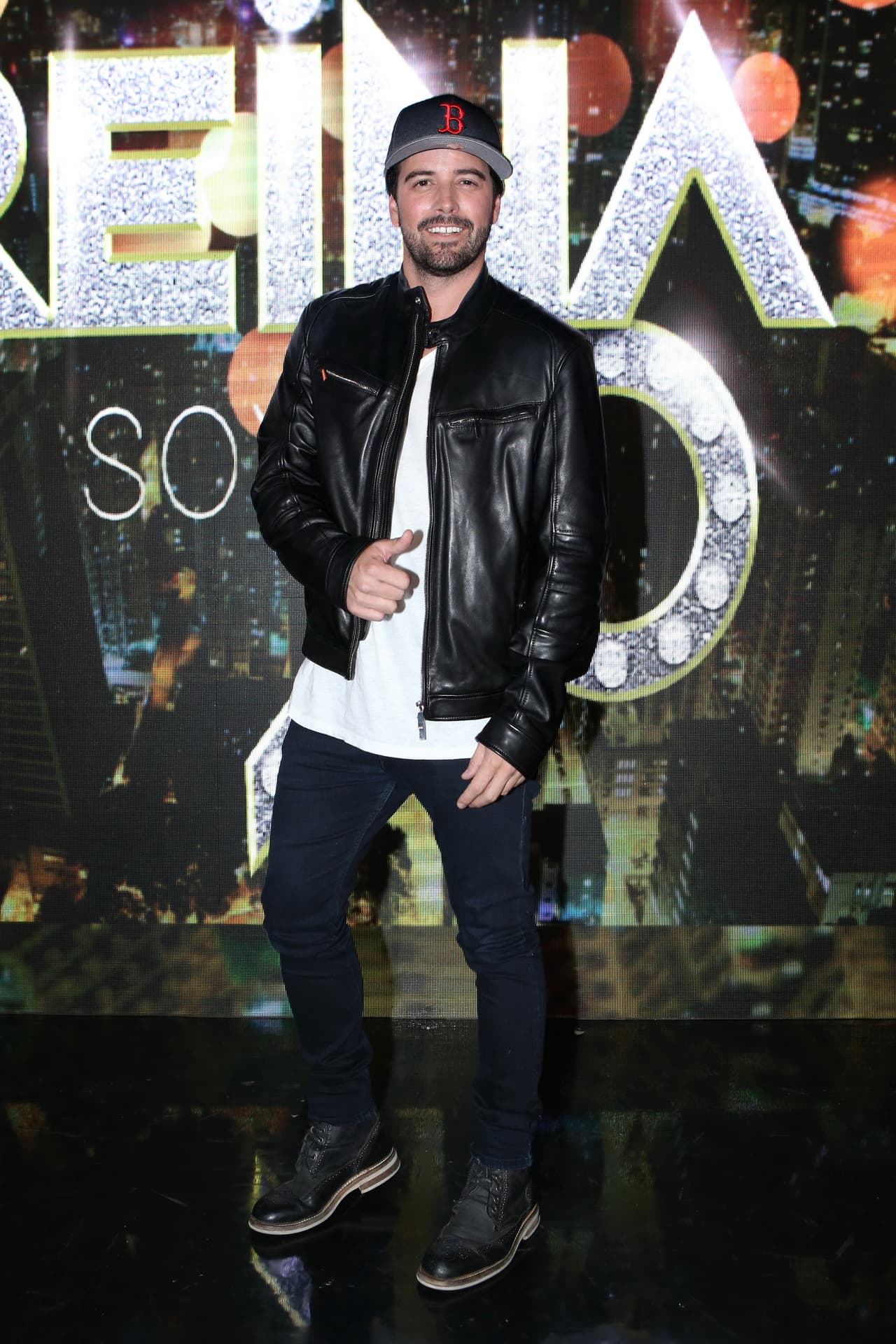 Antes de que el realizador chileno llegara a su vida, la actriz de 'Rebelde' sostuvo una relación sentimental con el actor Mane de la Parra, la cual llegó a su fin en diciembre de 2012 tras dos años de estar juntos.