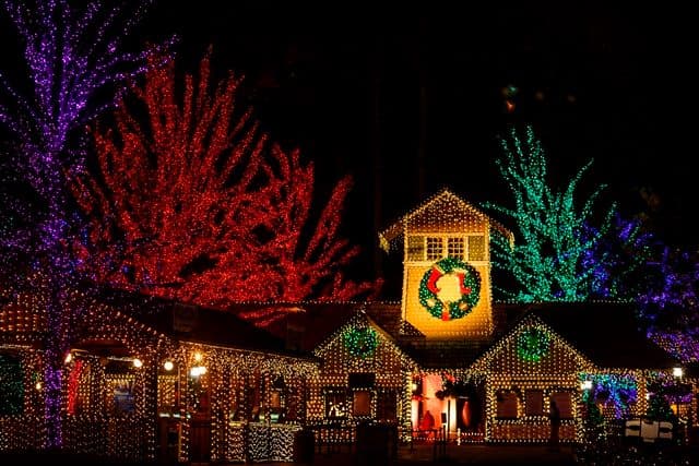 <b><a href="https://www.stonemountainpark.com/Activities/Events/Stone-Mountain-Christmas" target="_blank">Stone Mountain Park Sing-along Train</a></b>. Stone Mountain Christmas es un evento para todos tus sentidos. Visita el Ángel de las Nieves en su palacio y ve el Polar Express en 4D.