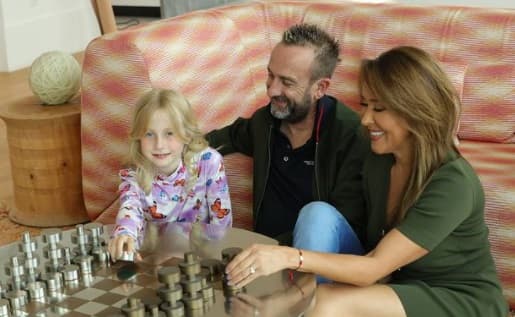 Algunos prefieren disfrutar del verano con la familia y en el hogar, tal es el caso de Tanya Charry quien con su pareja y la pequeña Zoe gozaron de los juegos de mesa con toda tranquilidad.