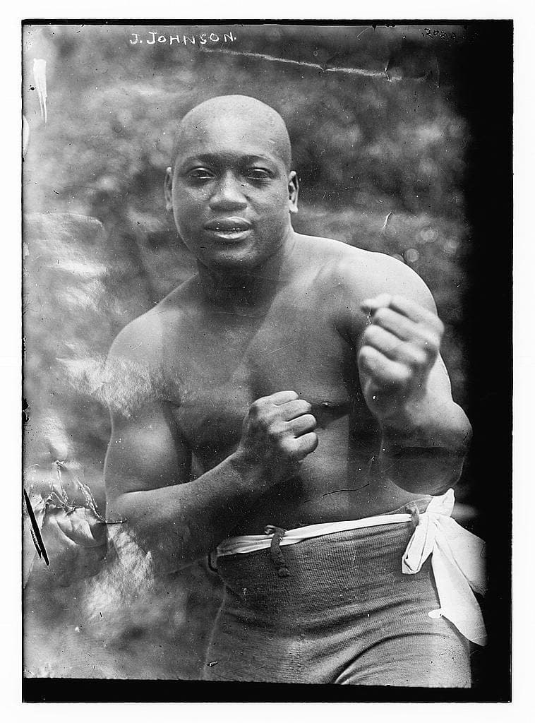 <b>Jack Johnson.</b> El primer 
<a href="https://www.nytimes.com/2018/05/24/sports/jack-johnson-pardon-trump.html"><u>campeón de boxeo de peso pesado afroestadounidense</u></a> fue condenado en 1913 por transportar a una mujer blanca a través de fronteras estatales. Fue perdonado póstumamente por Trump el 24 de mayo de 2018.