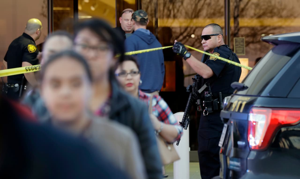 <b>10. San Antonio (Texas). </b>
<br>La ciudad ocupa el décimo lugar del ránking. Presenta una tasa de 5217 crímenes por cada 100,000 habitantes. La imagen es de archivo y muestra a la policía de San Antonio ayudando a los transeuntes a salir del centro comercial Rolling Oaks tras un tiroteo mortal que ocurrió el 22 de enero de 2017 en la ciudad. (Foto AP/Eric Gay)