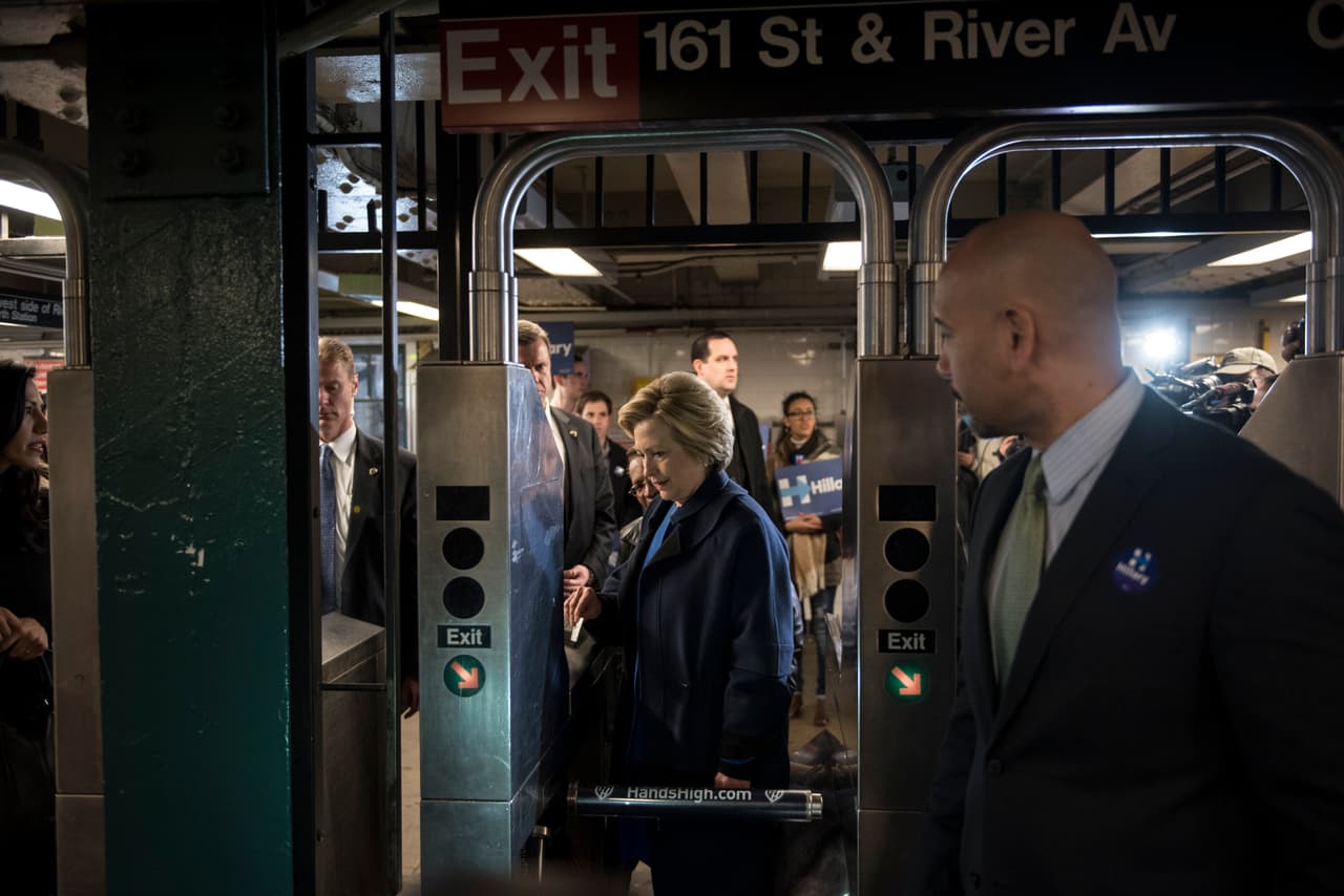 Hillary Clinton intentando entrar a la estación de la calle 161.