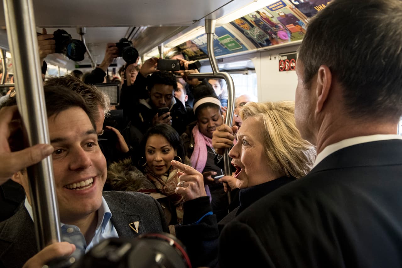 Ya dentro del vagón, Hillary Clinton se mostró imparable.