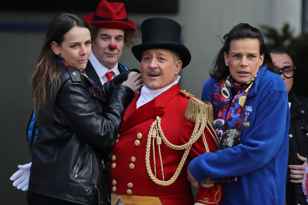 La princesa Estefanía y su hija Paulina parecieron no estar listas para el frío de este martes, cuando anunciaron que como parte del festival, concederán los premios Clown (payaso), en las categorías oro, plata y bronce, a los mejores actos que se presenten.