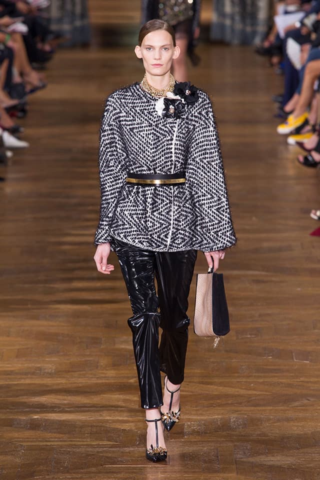 Descubre la colección primavera – verano 2017 de Lanvin.Texto: Carolina BerdeguéPublicada originalmente en Buró 24/7: http://www.buro247.mx/pasarelas/primavera-verano/pfw-tonos-neutros-lanvin-ss17.html