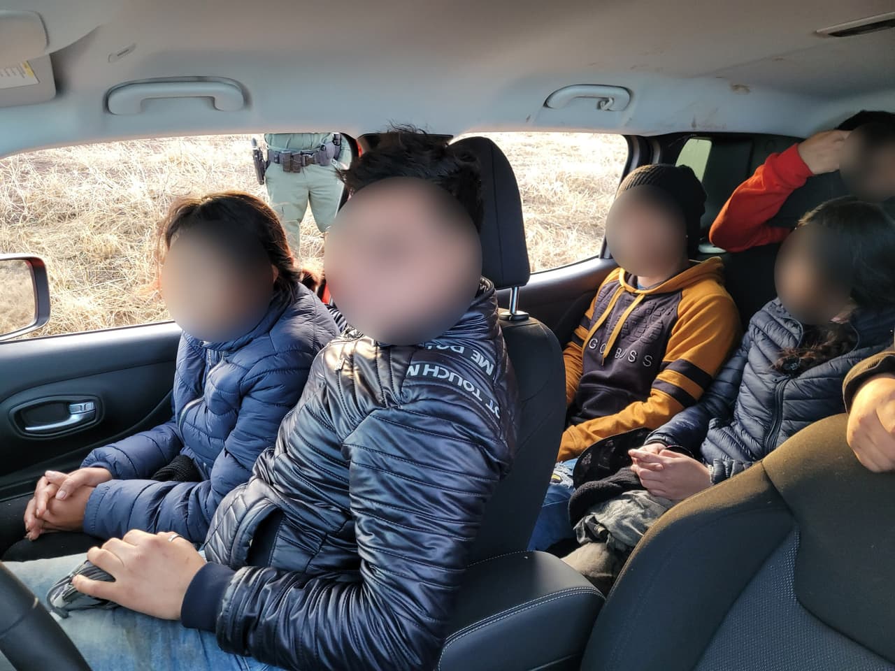 Un agente de la estación de Douglas observó un vehículo sospechoso al norte. El agente realizó una parada vehicular y encontró a siete migrantes escondidos dentro de la pequeña camioneta. El conductor, un ciudadano estadounidense, fue detenido por tráfico de personas.