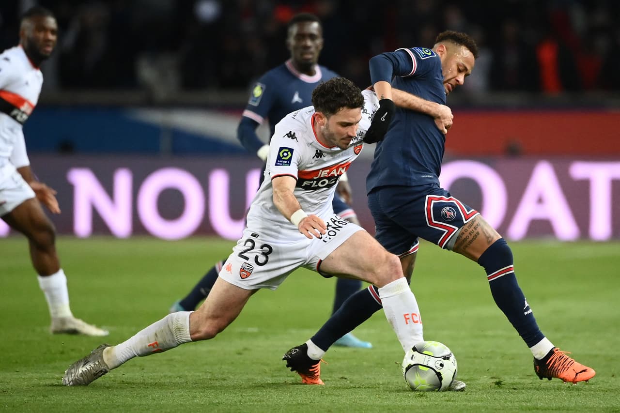 El PSG goleó al Lorient gracias a los dobletes de Neymar y Mbappé, así como otro tanto de Messi.