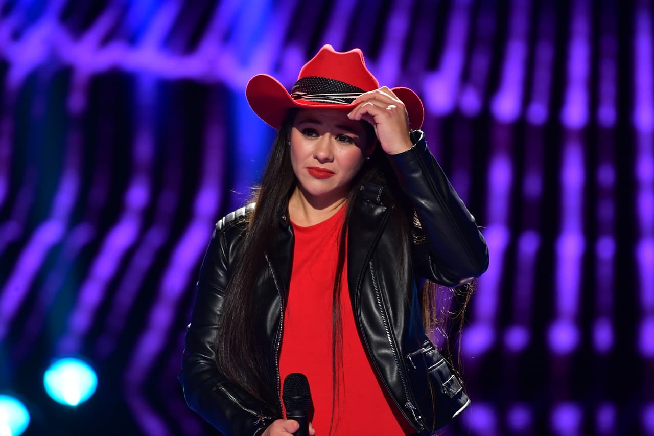 Cristina les explicó que la malformación en su mano provocó que la molestaran en la escuela, por lo que ella prefería encerrarse en su cuarto y escuchar música.