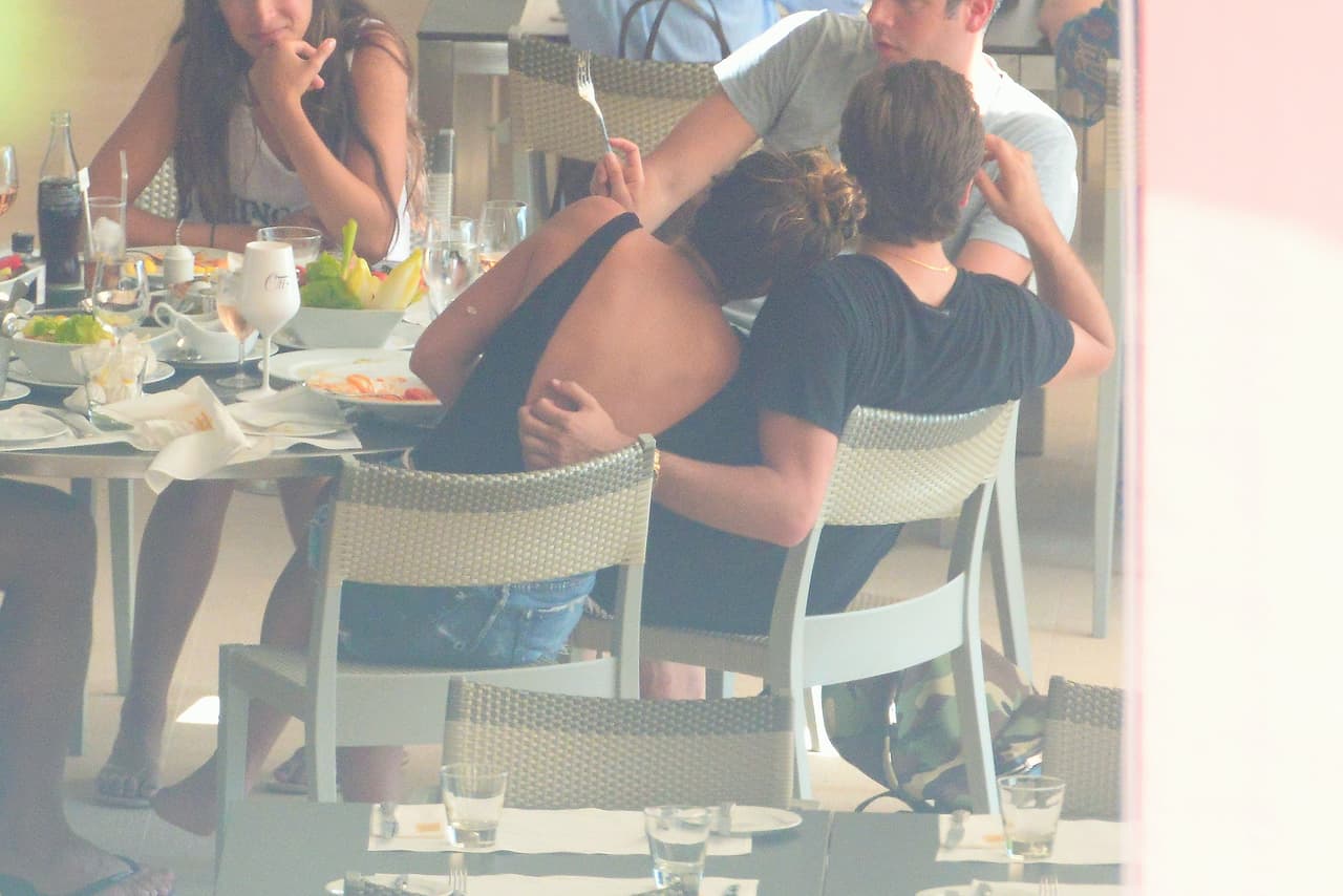 ¡No le quitaba las manos de encima!