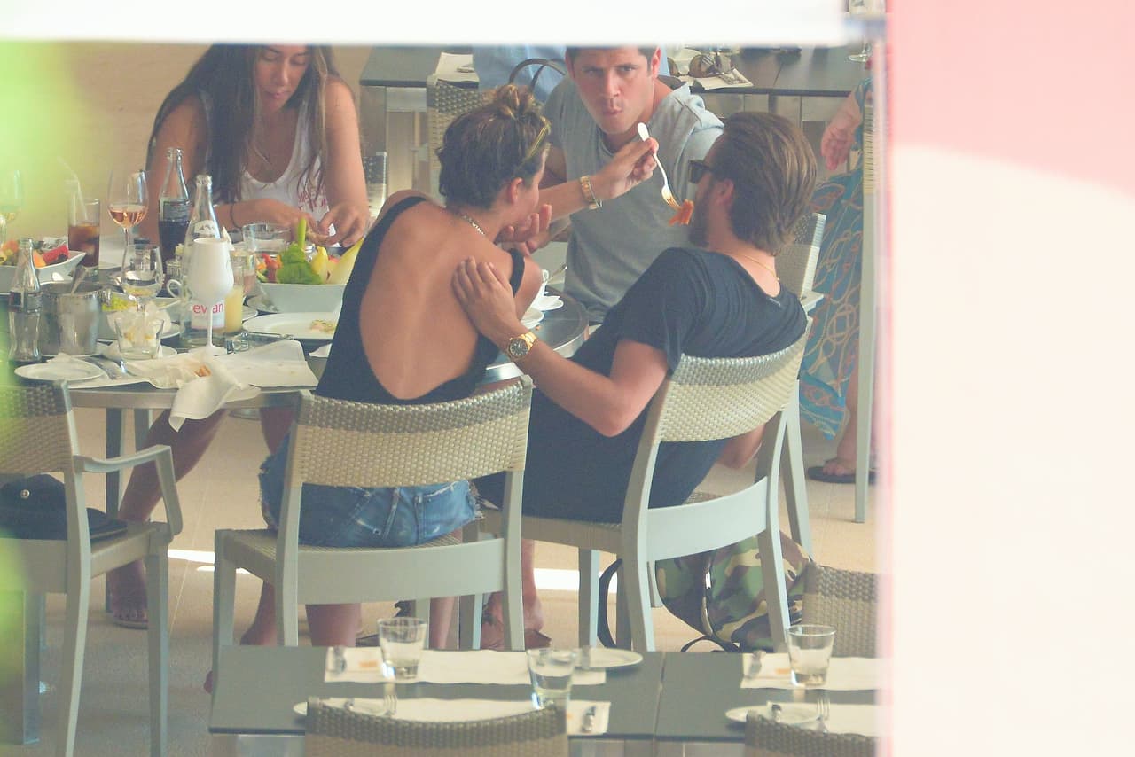 Ella le dio de comer en la boquita al marido de Kourt.