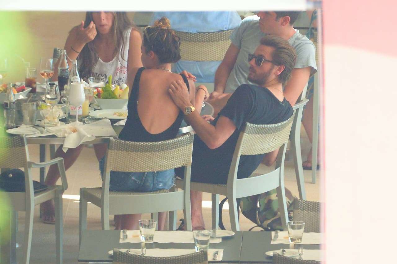 ¿Dónde dejaste a tu amada esposa, Scott?