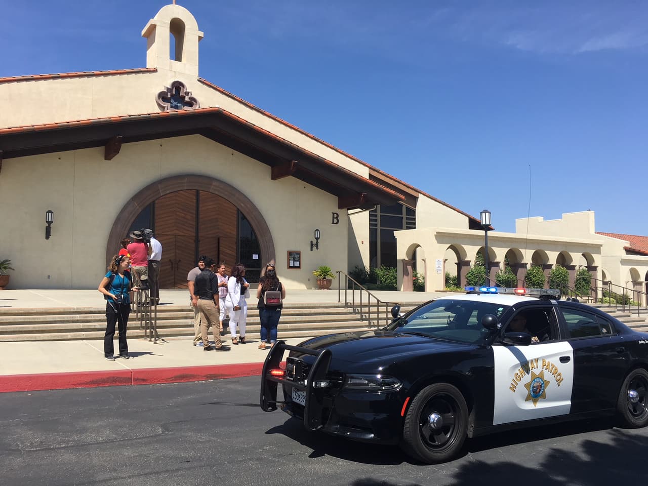 Las autoridades también estuvieron presentes en este funeral, que atrajo la atención de los medios por ser un caso que ha generado tanta indignación en la comunidad.