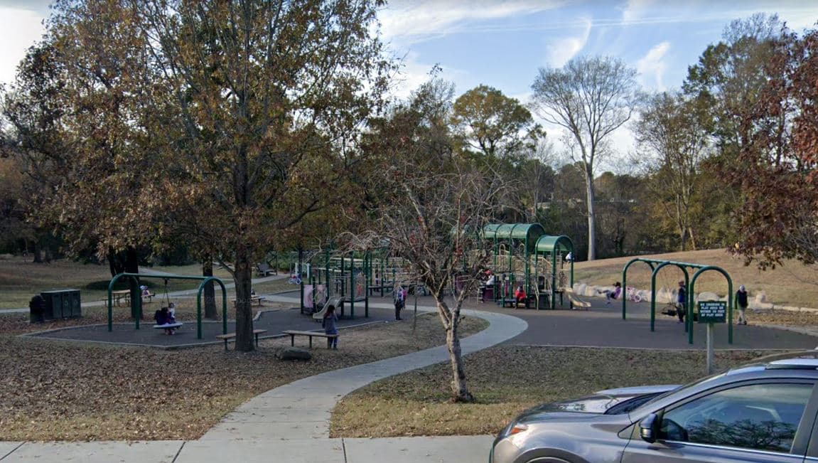 <b>Chapel Hill Community Center Park (120 S. Estes Dr., Chapel Hill)</b>. Cuenta con estructuras de juego, columpios, toboganes, barras, columpios de llantas y más, este patio de recreo ofrece muchas oportunidades para que los niños se mantengan activos. Senderos de ladrillos para caminar y un sendero para bicicletas rodean el parque para ayudar a que los padres también se mantengan ocupados.