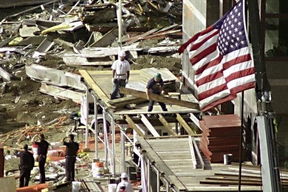 El 11 de septiembre Estados Unidos fue víctima de horrendos ataques terroristas: Al Qaeda secuestró e impactó cuatro aviones contra varios objetivos y que causaron la muerte y destrucción, siendo el episodio que precedería a la guerra de Afganistán y a la adopción por el Gobierno estadounidense y sus aliados de la política denominada de Guerra contra el terrorismo. Los atentados fueron cometidos por diecinueve miembros de la red yihadista Al-Qaida,1 divididos en cuatro grupos de secuestradores, cada uno de ellos con un terrorista piloto que se encargaría de pilotar el avión una vez ya reducida la tripulación de la cabina. Los aviones de los vuelos 11 de American Airlines y 175 de United Airlines fueron los primeros en ser secuestrados, siendo ambos estrellados contra las dos torres gemelas del World Trade Center, el primero contra la torre Norte y el segundo poco después contra la Sur, provocando que ambos rascacielos se derrumbaran en las dos horas siguientes.2 3 El tercer avión secuestrado pertenecía al vuelo 77 de American Airlines y fue empleado para ser impactado contra una de las fachadas del Pentágono, en Virginia. El cuarto avión, perteneciente al vuelo 93 de United Airlines, no alcanzó ningún objetivo al resultar estrellado en campo abierto, cerca de Shanksville, en Pensilvania, tras perder el control en cabina como consecuencia del enfrentamiento de los pasajeros y tripulantes con el comando terrorista.