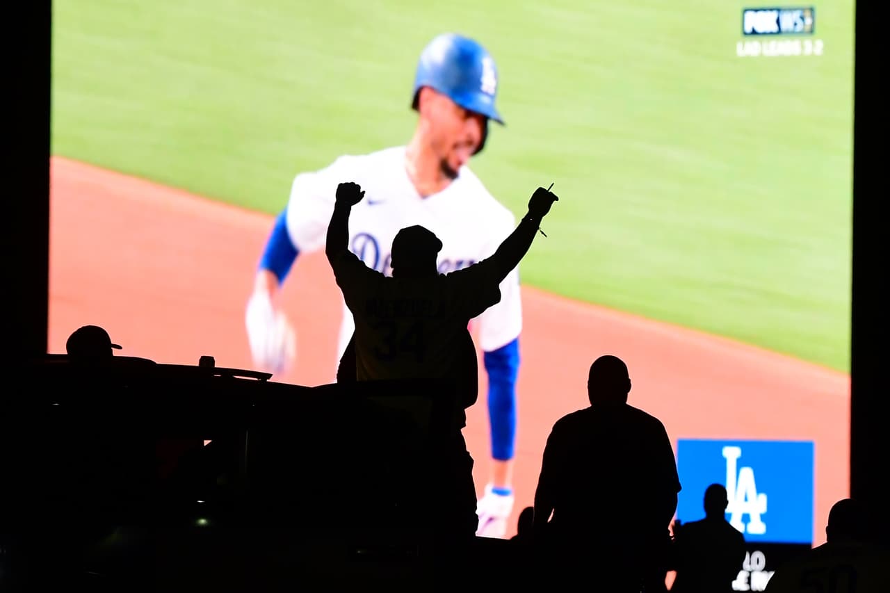 La victoria histórica de los Dodgers se da durante la pandemia por el
<a href="https://www.univision.com/temas/coronavirus">coronavirus</a>, la cual obligó a miles de fanáticos a ver los partidos desde sus casas o en pantallas gigantes ubicadas en el estacionamiento del estadio en Los Ángeles.