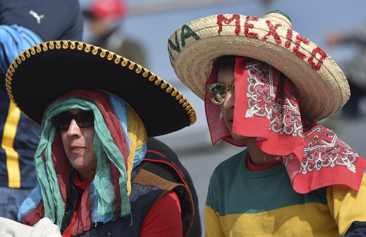 Por supuesto, tampoco podían faltar en las tribunas fanáticos con los tradicionales sombreros mexicanos, no solo como adorno sino para disfrutar de la carrera sin sufrir la inclemencia del clima.