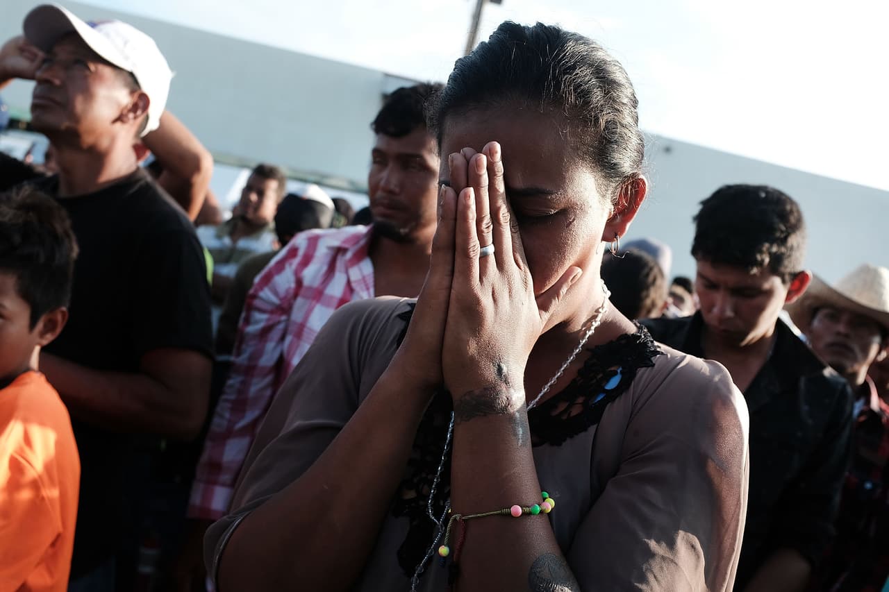 Caravana de migrantes se desintegra a cambio de permisos para circular libremente por México