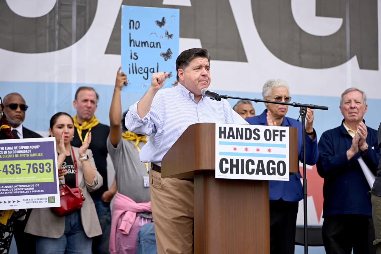 Ante estas acciones, el 
<b><a href="https://www.univision.com/local/chicago-wgbo/pritzker-y-johnson-enfrentan-a-trump-tras-sus-declaraciones-en-redes-sociales" target="_blank">gobernador JB Pritzker</a> anunció una comisión para documentar abusos en la aplicación de la ley federal</b> y recomendar medidas para prevenir daños en comunidades de Illinois.
<br>
<br>La comisión trabajará en generar un registro público de abusos, medir el impacto en familias y comunidades, recomendar acciones para prevenir daños y promover justicia.