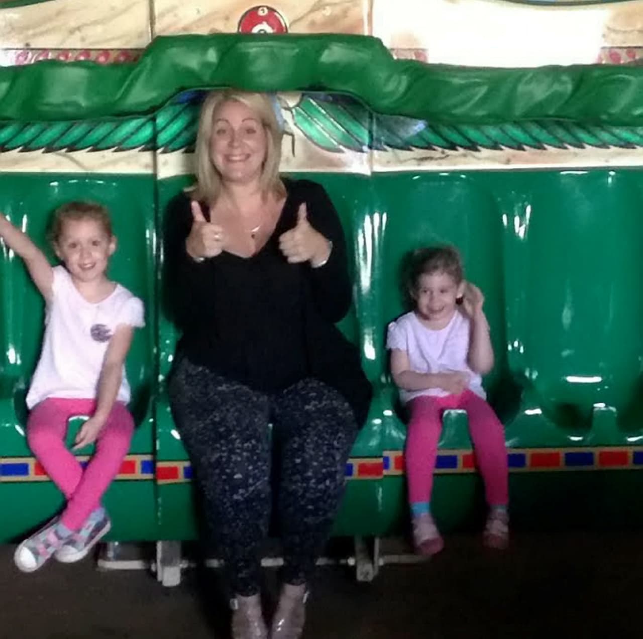 Enamorada, feliz y linda era esta madre de dos niñas.