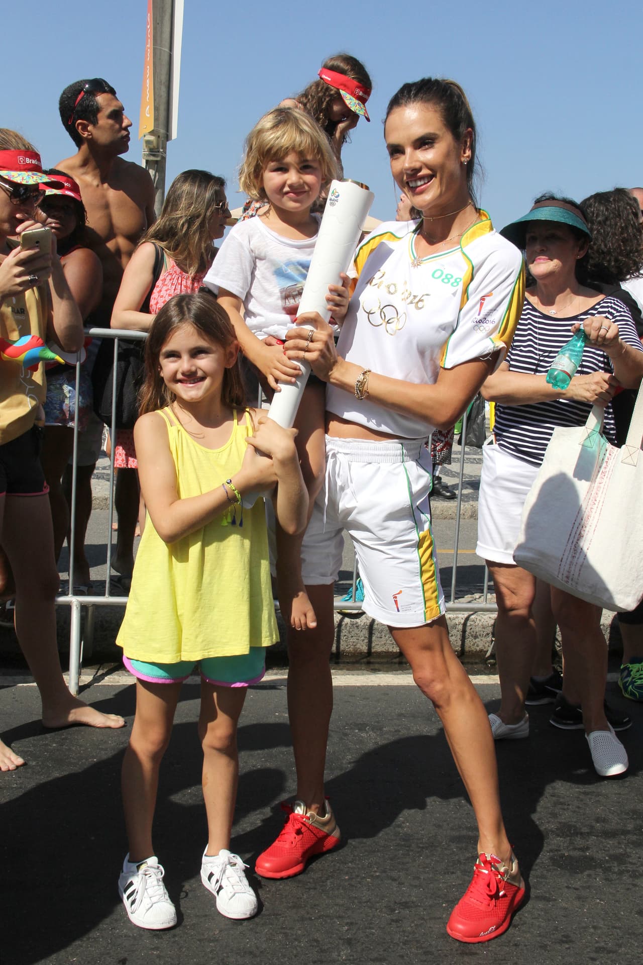 Los pequeñitos de Alessandra estaban muy orgullosos de mami.