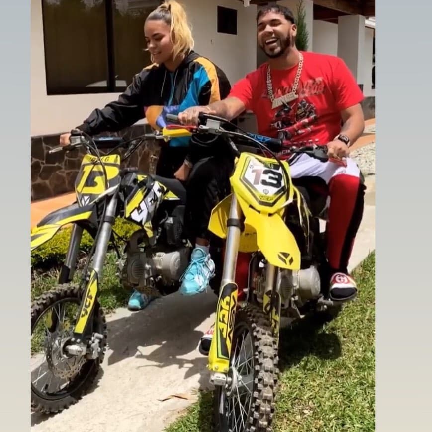 Al igual que a bordo de las motocicletas de Karol G, tanto como ella…