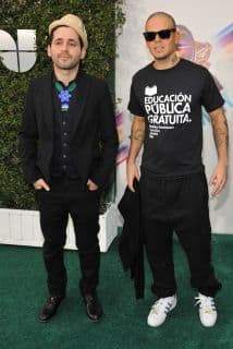 Conocido por su 
<b>activismo político</b> y sus canciones de
<b> crítica social</b>, Residente favorece la educación pública no solo en sus camisetas sino con acciones. Ha participado en conciertos y charlas organizadas por los estudiantes de la 
<b><a href="http://www.upr.edu/">Universidad de Puerto Rico,</a></b> quienes a través de los años han librado una batalla para garantizar el derecho a una educación pública y accesible para todos.