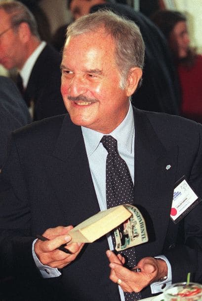 19.-Las plumas están de luto El escritor mexicano de novelas y ensayos, Carlos Fuentes Macías, falleció el 15 de mayo de 2012. Fue uno de los escritores más conocidos de finales del siglo XX, candidato al Premio Nobel de Literatura en reiteradas ocasiones.