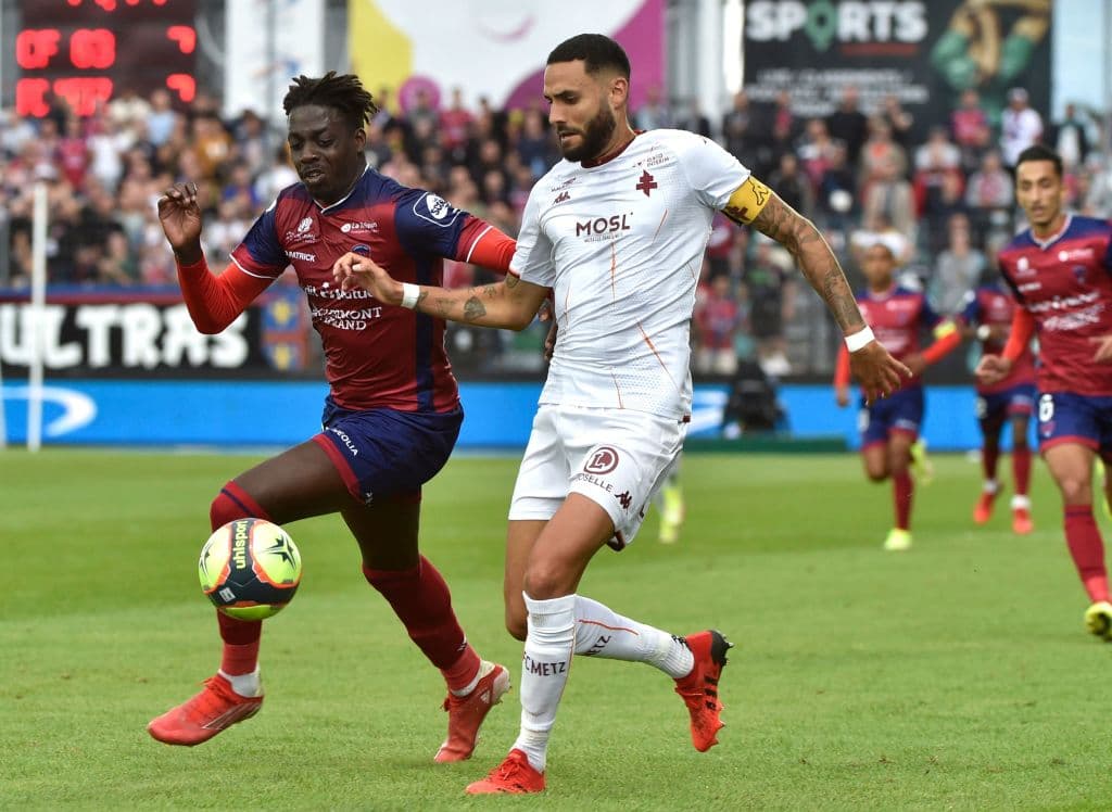 Clermont y Metz empatan 2-2 durante la jornada cuatro de la Ligue 1. Sikou Niakaté y Elba Rashani anotaron a favor de los locales, mientras que Ibrahima Niane y Arthur Desmas descontaron para la visita.