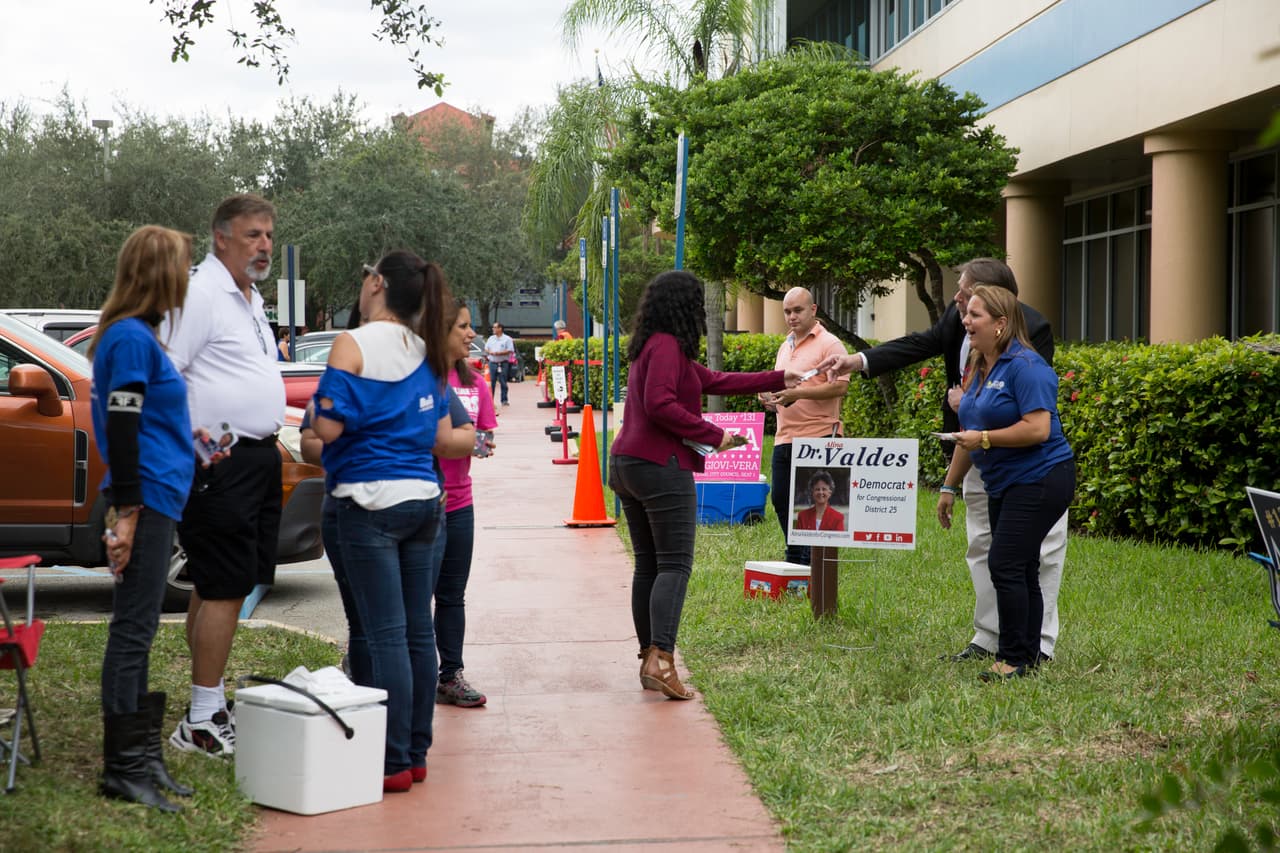 Las campañas pueden acercarse a los votantes mientras se dirigen al centro, pueden hablar de las propuestas de los candidatos y entregar material de propaganda. “siempre con respeto por los electores, ellos pueden estar en su límite y hacer campaña”, asegura Roberto Rodríguez.