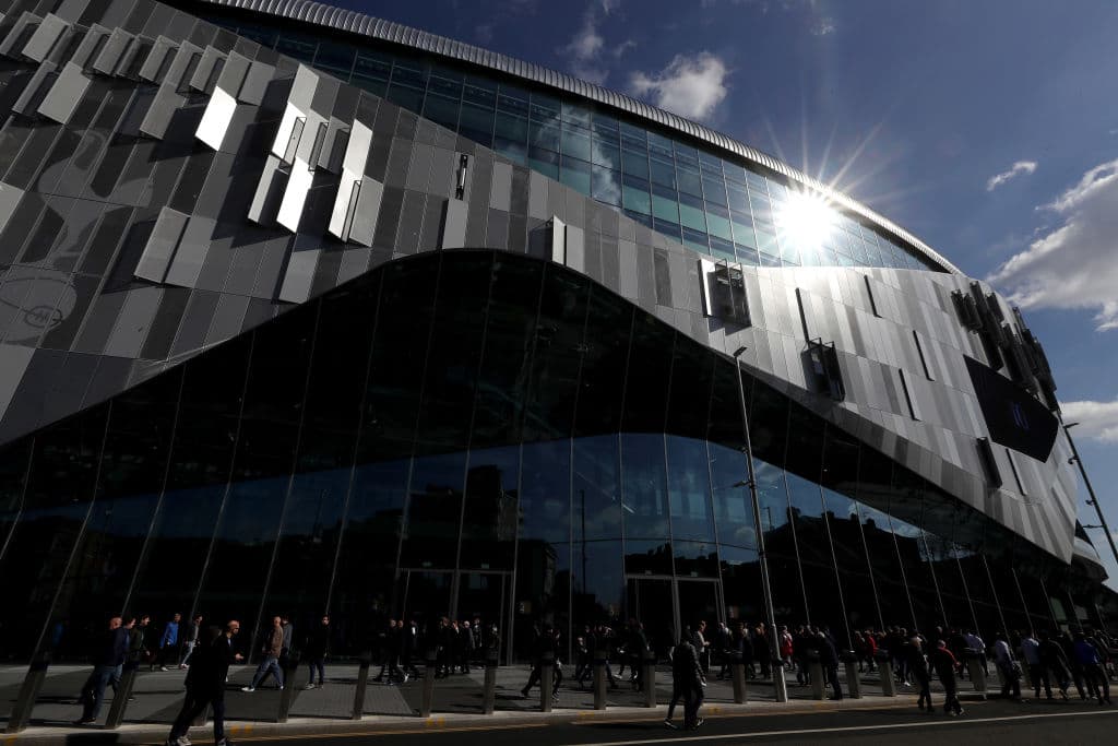 Así luce la parte exterior del Estadio del Tottenham Hotspur, localizado en Londres, que este domingo albergó su primer partido.
