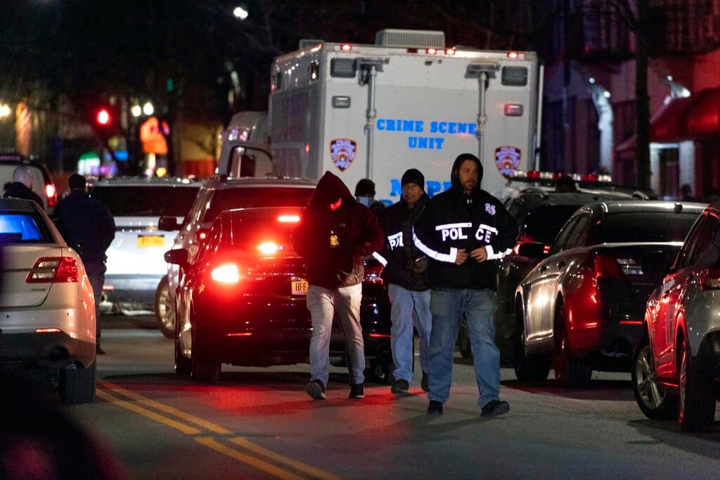 Podría ir a la cárcel el adulto mayor que disparó a presunto asaltante que intentó robarlo en Queens