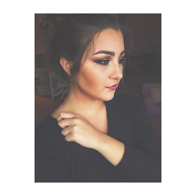 Además, la bella Melanie reparte su tiempo entre la preparatoria y clases de canto.