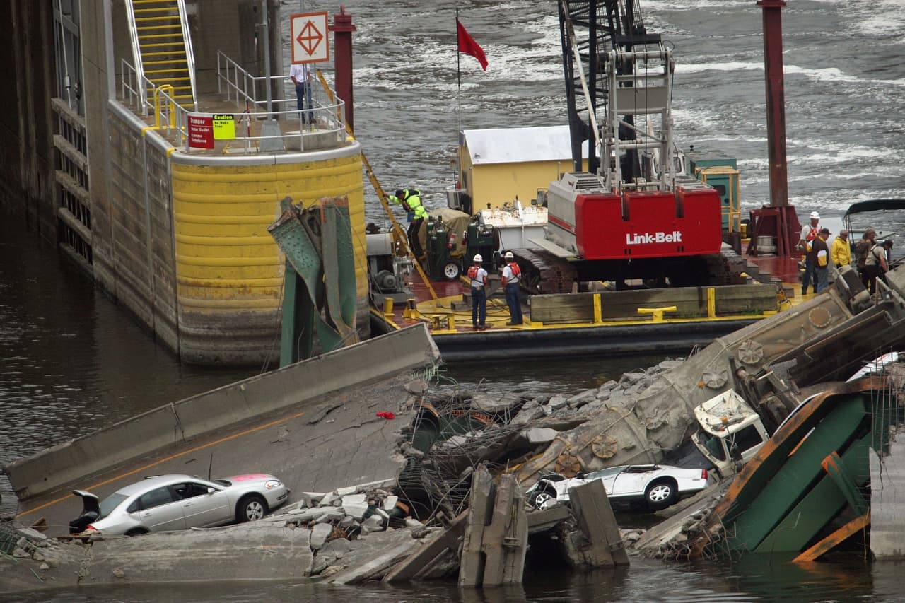 <b>Puente de la autopista I-35 sobre el río Mississippi, Minnesota (2007)</b>
<br>
<br>
<b>13 fallecidos. </b>
<br>
<br>Al mediodía del 1 de agosto de 2007 el tramo central de un puente de ocho carriles en Minneapolis colapsó repentinamente y 
<a href="https://www.npr.org/2017/08/01/540755188/remembering-the-i-35w-bridge-collapse-10-years-later"><u>los pasajeros de 111 autos y 18 trabajadores se desplomaron sobre el río Mississippi</u></a>. La caída de 115 pies dejó 13 personas muertas y 145 heridas. 
<br>
<br>Según el portal History.com, 
<a href="https://www.ntsb.gov/investigations/AccidentReports/Pages/HAR0803.aspx"><u>una investigación de la Junta Nacional de Seguridad en el Transporte</u></a> determinó que las placas de refuerzo de metal del puente eran demasiado delgadas para soportar el peso de la sección que se derrumbó, incluyendo el tráfico de la hora pico y un equipo de construcción que trabajaba allí en ese momento. Un tramo de reemplazo se abrió en septiembre de 2008.