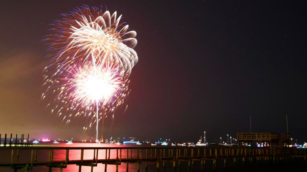<h2 class="cms-H2-H2">Fourth of July Celebration at Kemah Boardwalk</h2>
<br>
<b>Dirección:</b> 
<a href="https://www.google.com/maps/place/Kemah+Boardwalk/@29.5473265,-95.0227797,17z/data=!3m2!4b1!5s0x863f62fd6e5693b7:0x8af8b5397c601c06!4m6!3m5!1s0x863f6302909a68fb:0x30a8c580ef2a10bb!8m2!3d29.5473219!4d-95.0202048!16zL20vMDN5bnIy?entry=ttu" target="_blank">215 Kipp Ave Kemah, TX 77565</a>
<br>
<b>Fecha y hora:</b> Martes 4 de julio de 1 - 10 pm habrá música en vivo en la plaza⁣ y el espectáculo 
<br>
<b>Precio de Entrada:</b> Gratis
<br>Los fuegos artificiales inician a las 9:30 pm. Hay que llegar con al menos una hora de anticipación para encontrar estacionamiento y un lugar en la plataforma atrás de las atracciones mecánicas para ver el show de pirotecnia.