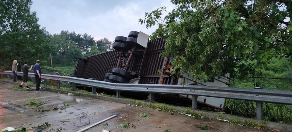 Se vieron autos volcados en los estacionamientos y una estructura del techo fue arrancada de la propiedad.