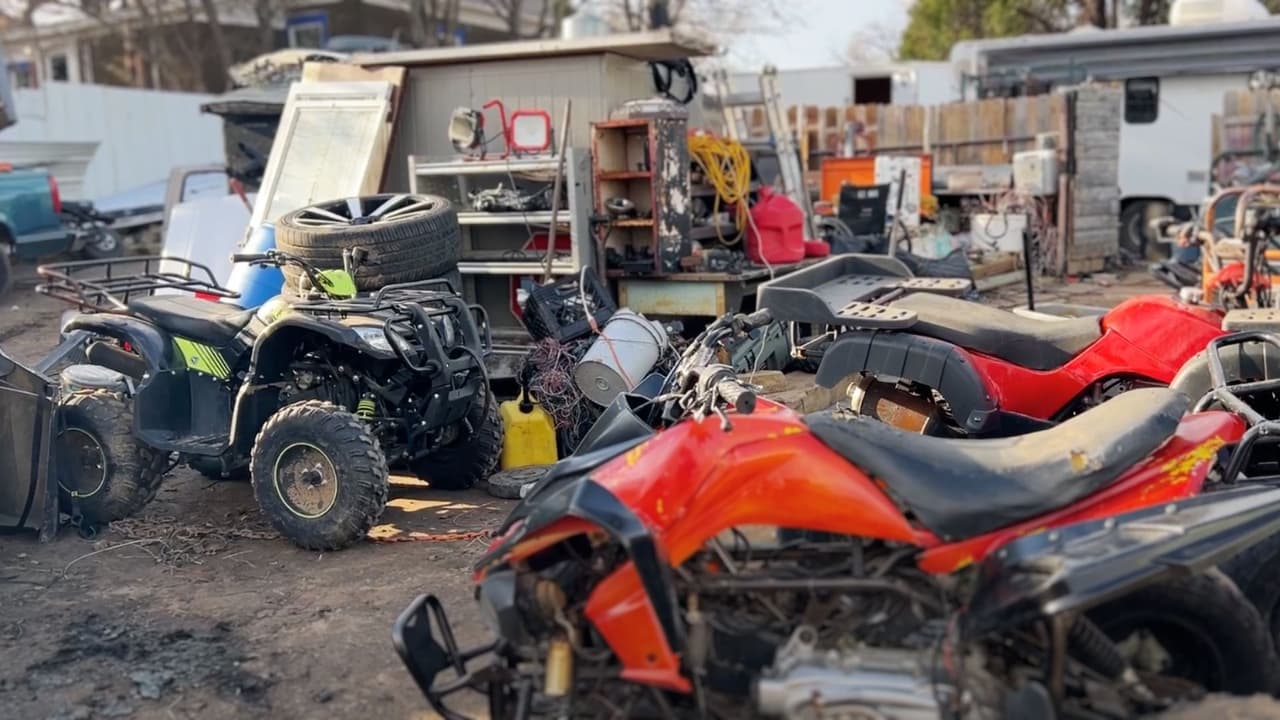 Dentro del “deshuesadero” en Fort Worth, Texas, las autoridades encontraron varias motos de cuatro ruedas, conocidas como cuatriciclos, robados.