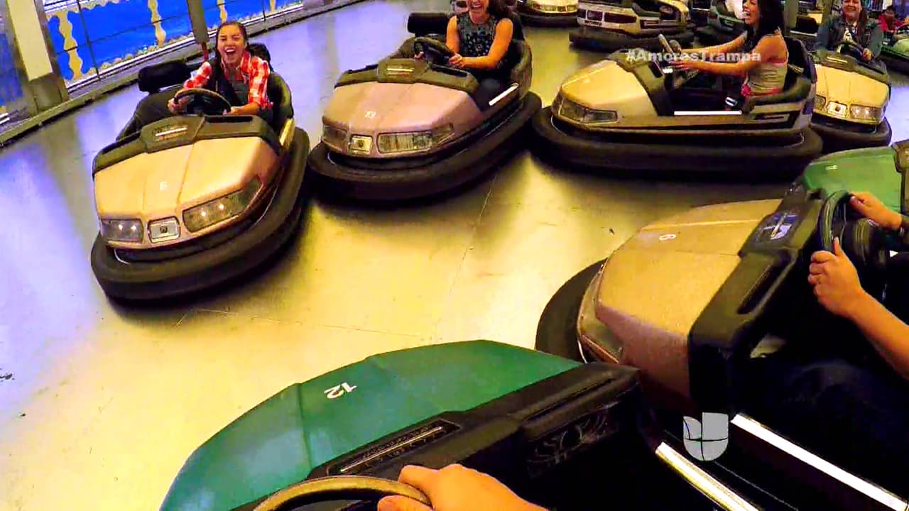 No perdieron la oportunidad de subirse a los carritos chocones.