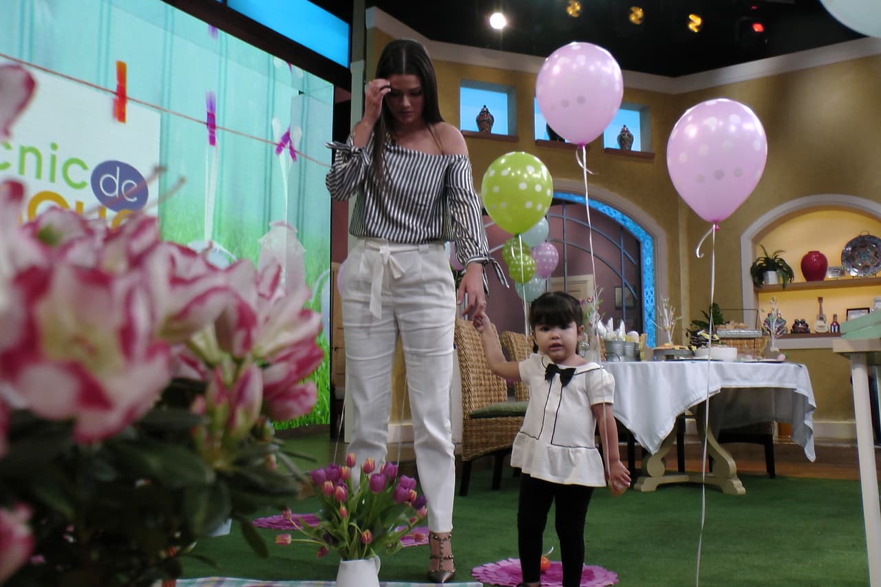 Ana no tenía quien la cuidara, así que le tocó que la acompañara en el trabajo.