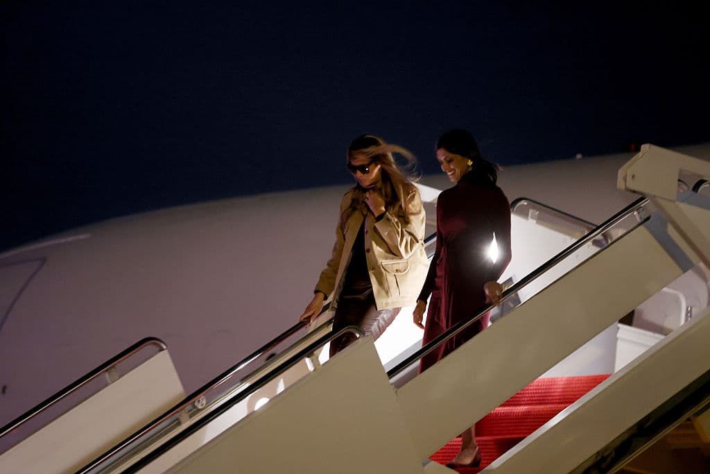 El sol aún no salía cuando 
<b><a href="https://www.univision.com/noticias/las-5-cosas-que-tal-vez-no-sabias-de-melania-trump-video" target="_blank">Melania Trump</a></b> y 
<b><a href="https://www.univision.com/noticias/politica/quien-es-usha-vance-la-esposa-de-jd-vance-companero-de-formula-de-trump" target="_blank">Usha Vance</a> </b>llegaron a la 
<b>base aérea Andrews, en Maryland</b>, desde donde se dirigieron, el miércoles 19 de noviembre, 
<b>a Carolina del Norte</b>. Se trató de la 
<b>primera salida oficial </b>que realizan juntas, como 
<b>primera y segunda dama de los Estados Unidos</b>.