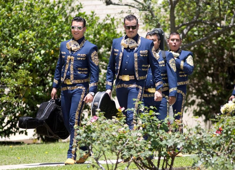 Chiquis caminó hacia al altar donde la esperaba una fotografía de su fallecida madre, Jenni Rivera rodeada de rosas blancas. De fondo se escuchaba música de mariachi. Aquí vemos a la agrupación a las afueras del templo.