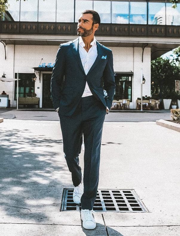 "Hay artistas que les gusta ser y demostrar, está bien, se respeta, yo por mi lado nunca lo he hecho y no lo voy a hacer", afirmó al matutino mexicano.