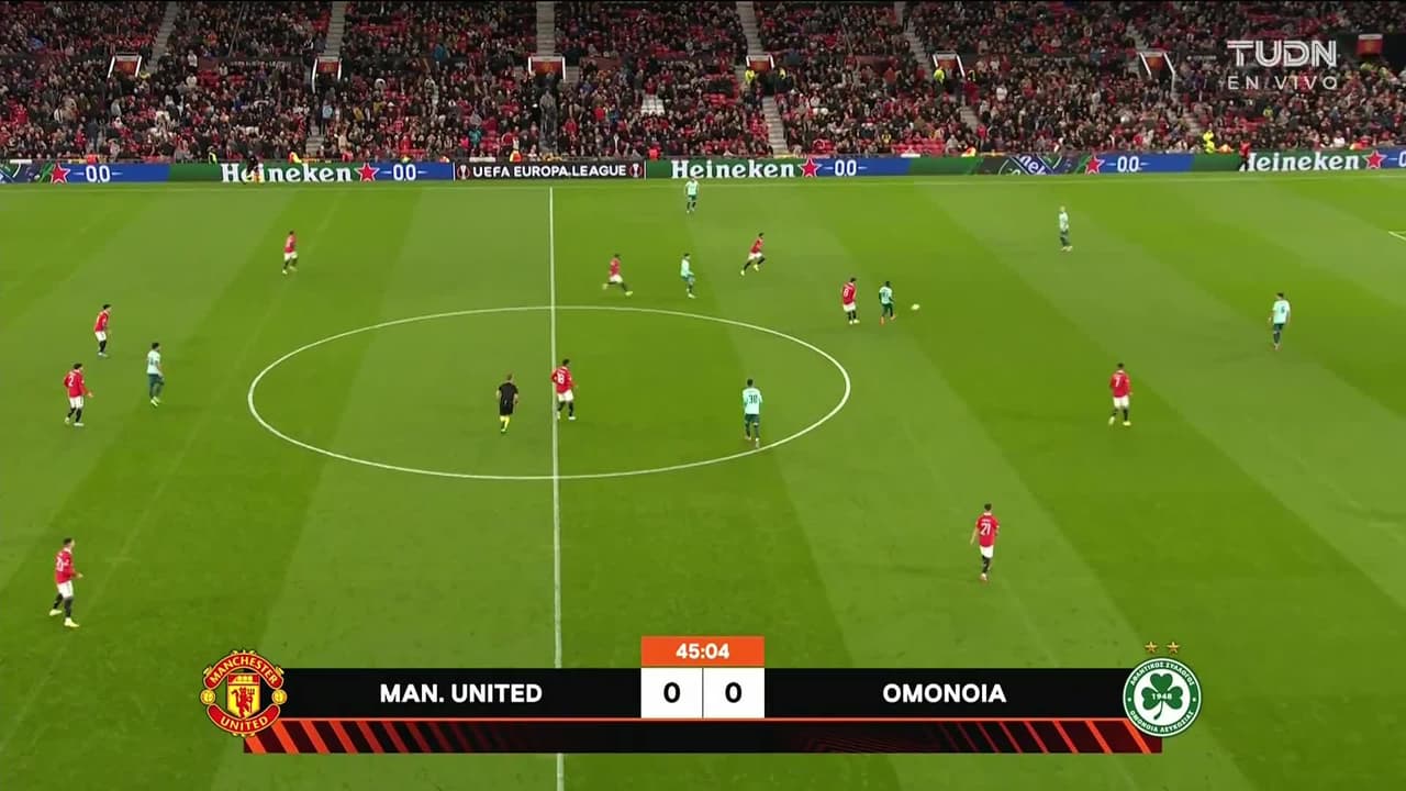 ¡TIRO ATAJADO! disparo por Marcus Rashford.