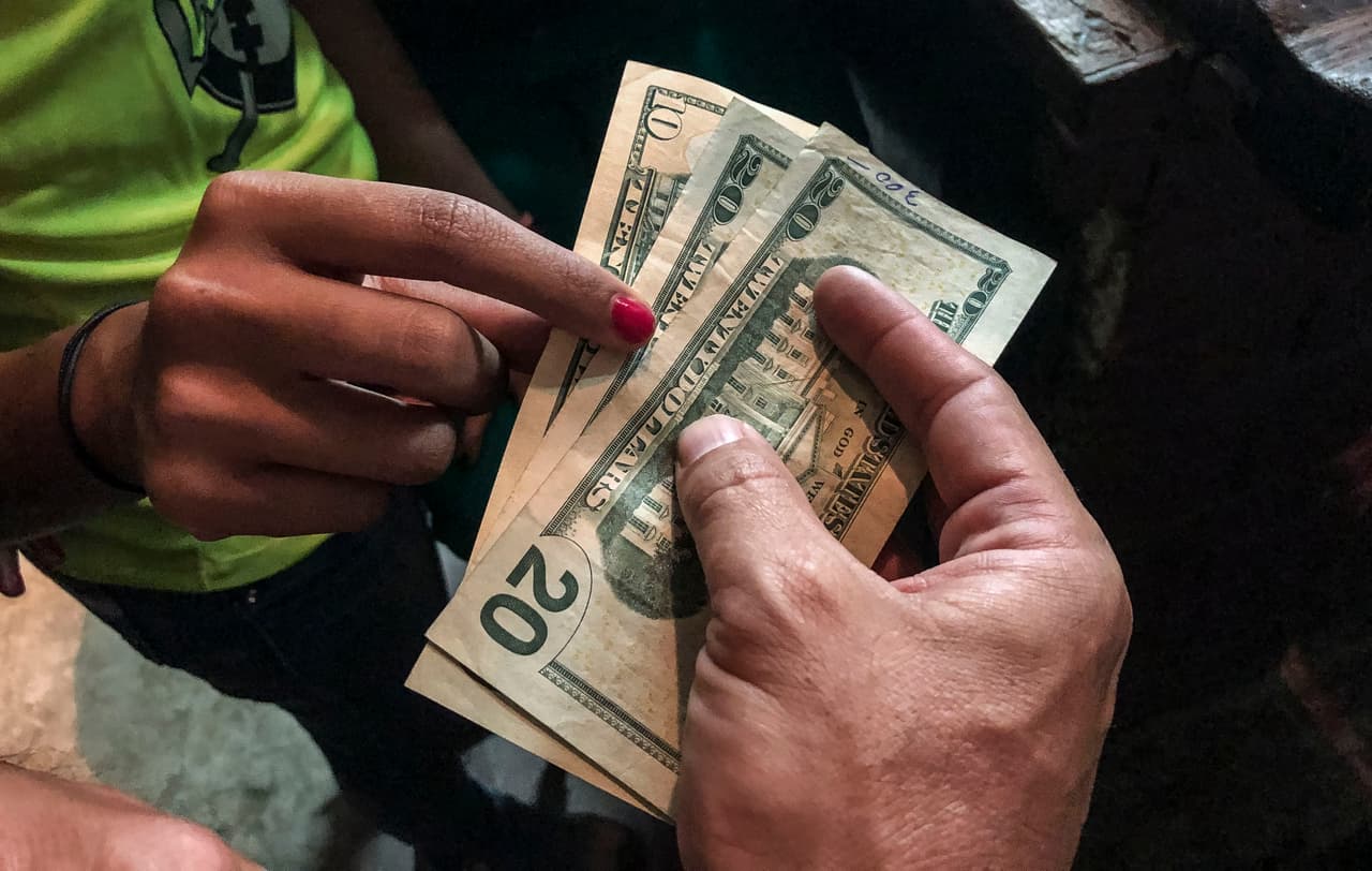 Luego, el supuesto abogado exigió otros $1,300, pero se negó a recibirlos por tarjeta de crédito. Ahí María sospechó.