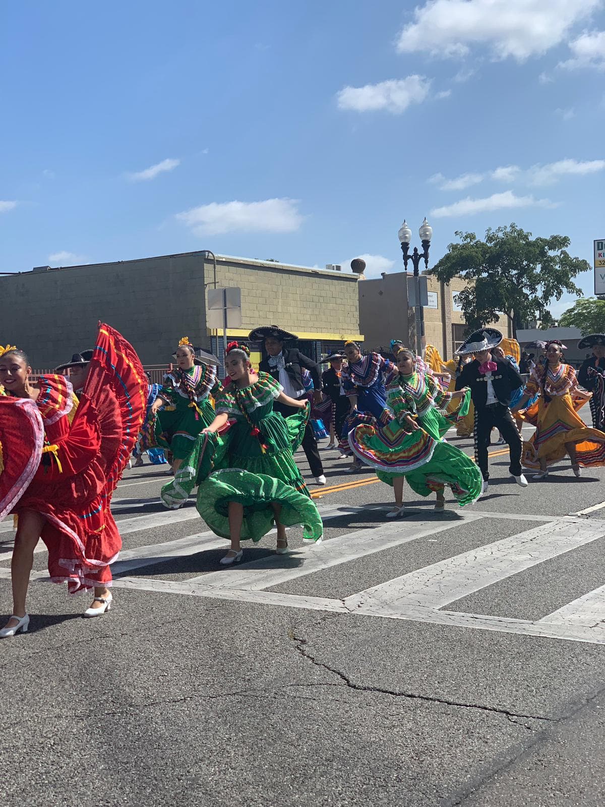 Cada comunidad llenó el popular corredor con las coloridas estampas de diferentes estados mexicanos.