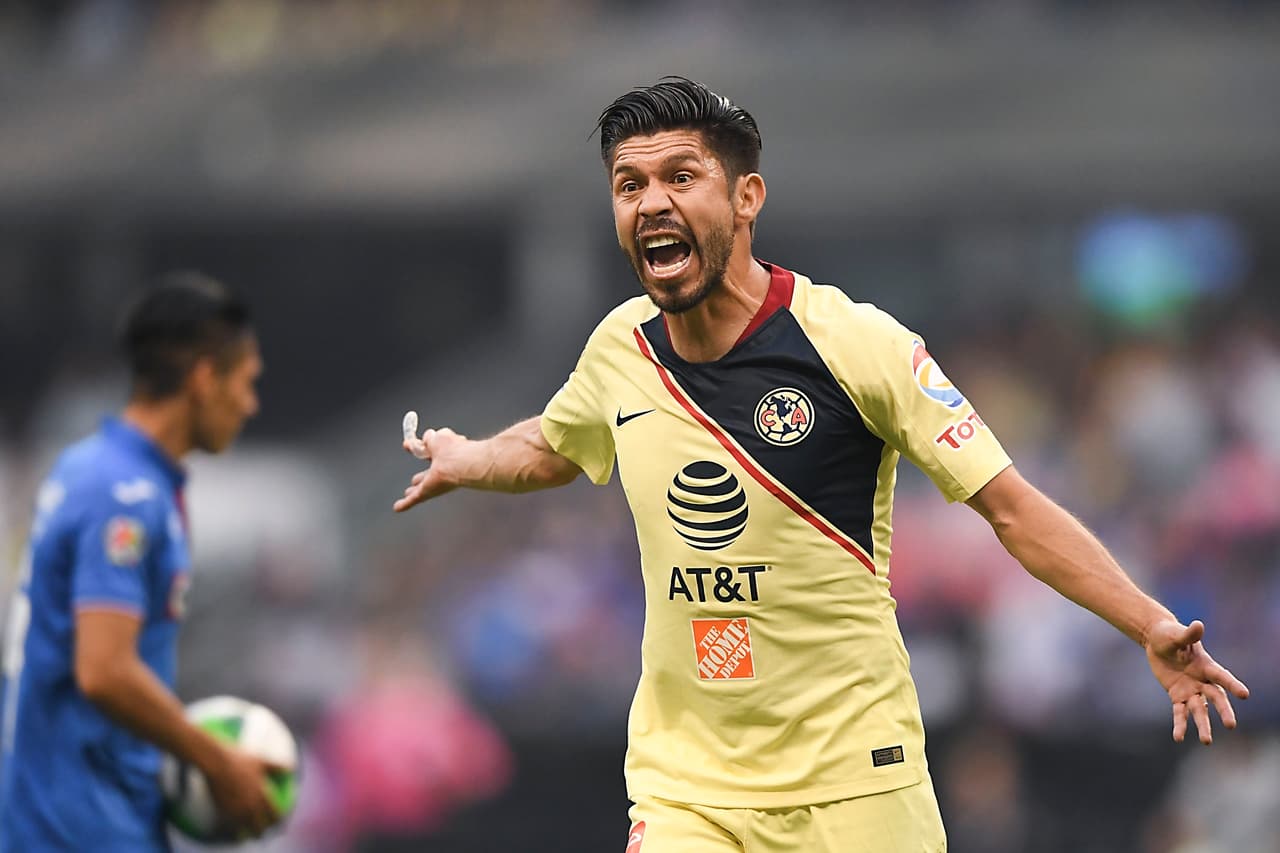 Oribe Peralta
<b> </b>se ha convertido en el fichaje bomba del Guadalajara
<b> </b>para el Apertura 2019, principalmente por motivos
<b> </b>comerciales, así como familiares. Esto después de que el patrocinador de la indumentaria de Chivas, es el mismo que el del delantero de 35 años fuera el intermediario desde hace dos semanas en las negociaciones entre lagunero y el conjunto tapatío.