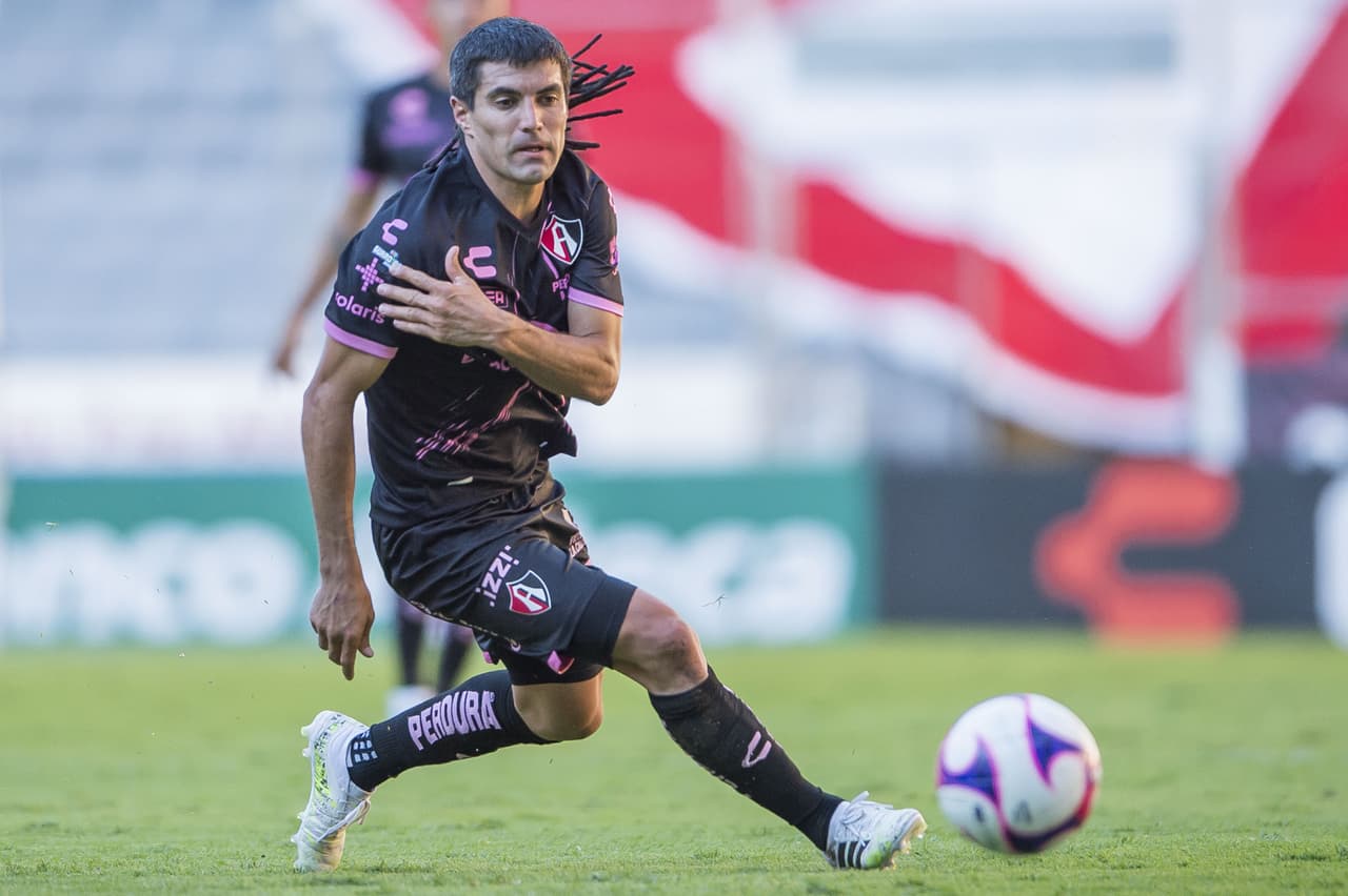 El argentino Ignacio Malcorra del Atlas tras el balón