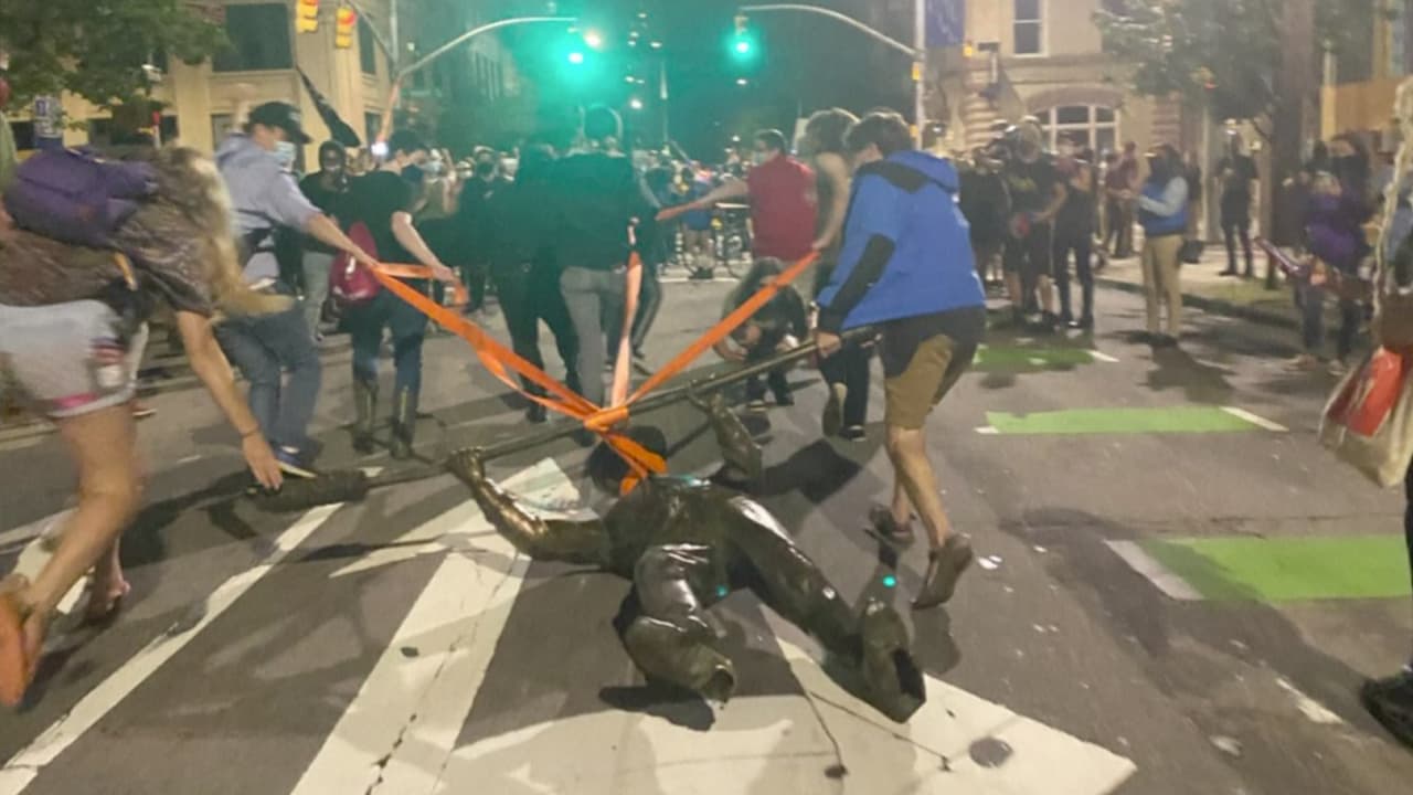 Derriban dos monumentos confederados frente al Capitolio de Carolina del Norte